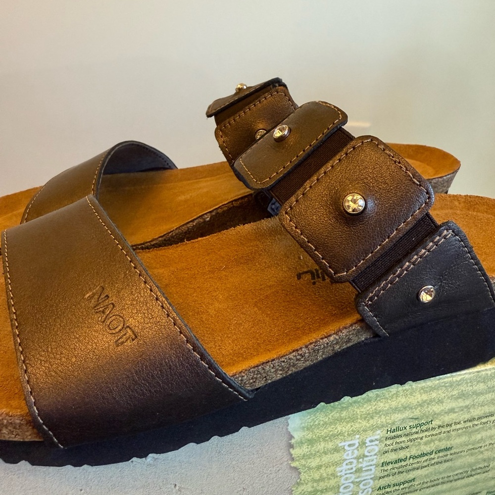Naot New Women’s Brown Sandals